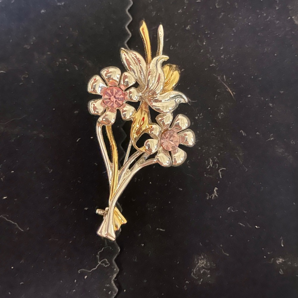 🟡 3/$15 Silver gold and pink brooch